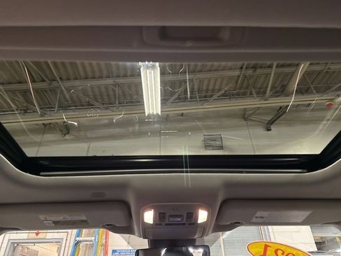 Used 2021 Toyota Highlander XLE image 24