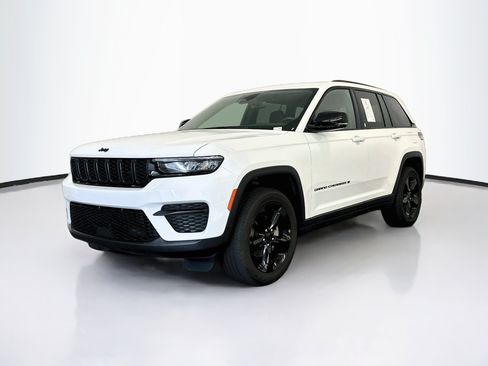 Used 2024 Jeep Grand Cherokee Altitude AWD/4WD image 3