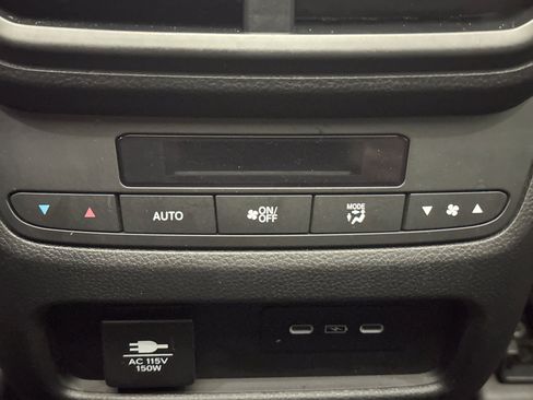 Used 2025 Honda Pilot TrailSport image 20
