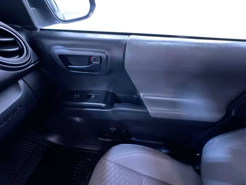 Used 2022 Toyota Tacoma SR image 33