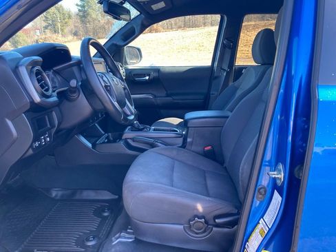 Used 2017 Toyota Tacoma TRD Sport w/ Tow Package (A/T) image 23