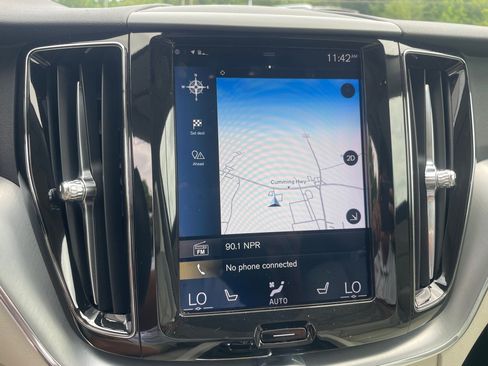 Used 2018 Volvo XC60 T5 Momentum w/ Vision Package AWD/4WD image 16