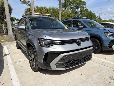 Used 2025 Volkswagen Taos SE image 1