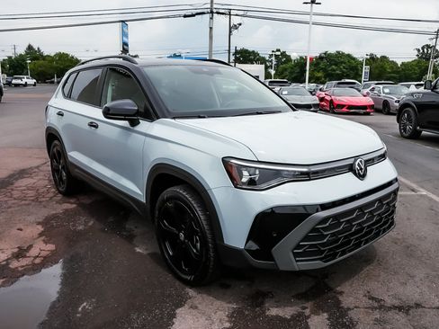 Used 2025 Volkswagen Taos SE AWD/4WD image 3