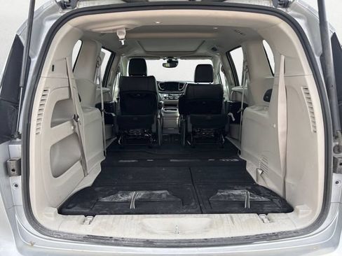 Used 2023 Chrysler Pacifica Limited FWD image 25