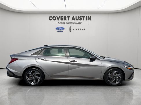 Used 2025 Hyundai Elantra SEL FWD image 6