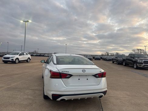 Used 2023 Nissan Altima 2.5 SV w/ SV Premium Package image 19