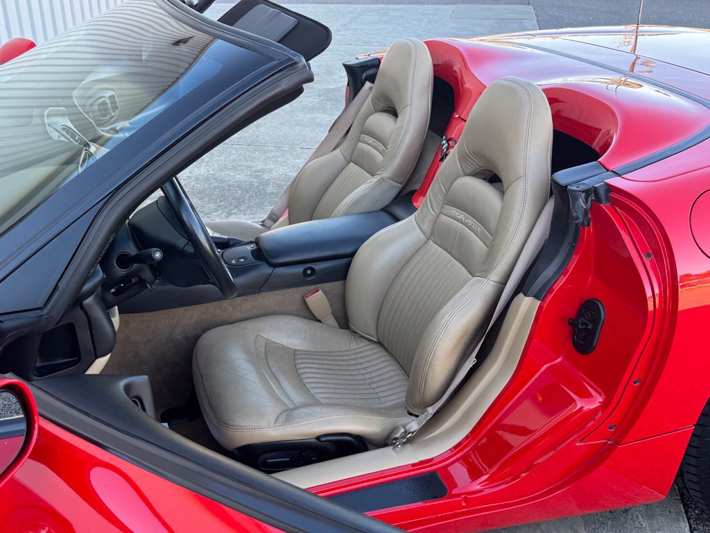 Used 2000 Chevrolet Corvette Convertible w/ Memory Pkg RWD image 34