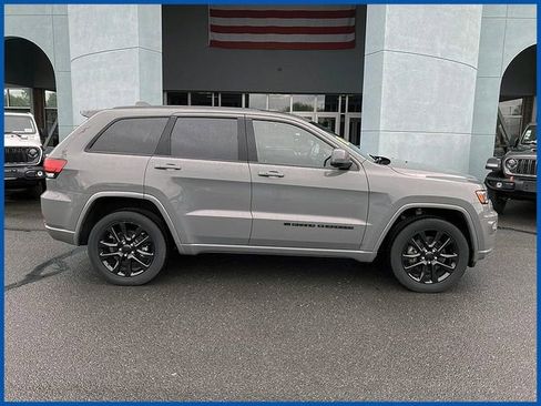 Certified 2022 Jeep Grand Cherokee Laredo X AWD/4WD image 1