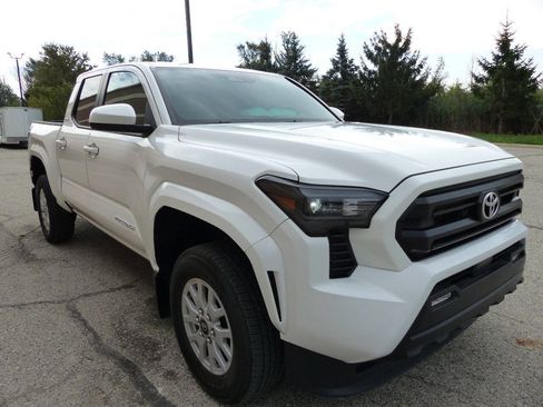 Used 2025 Toyota Tacoma SR5 AWD/4WD image 14