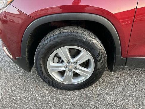 Used 2022 Chevrolet Trax LT w/ LT Convenience Package image 10