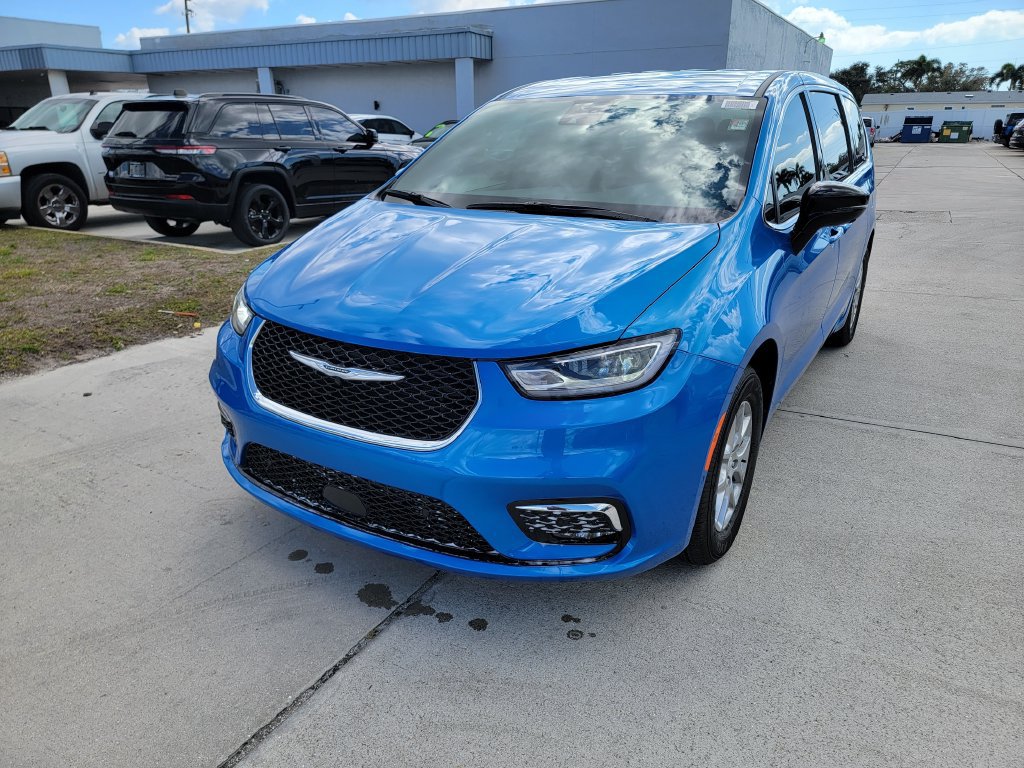 New 2026 Chrysler Pacifica Select FWD image 1