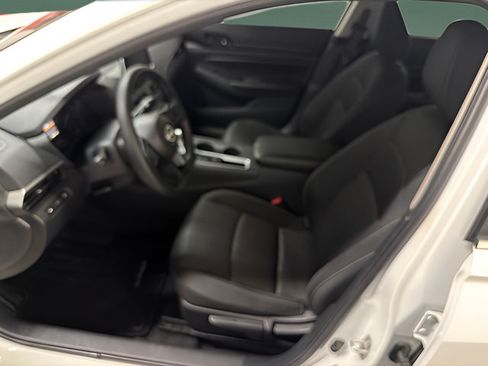 Used 2025 Nissan Altima 2.5 S FWD image 11