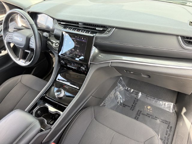 Used 2022 Jeep Grand Cherokee Laredo w/ Luxury Tech Group I AWD/4WD image 13