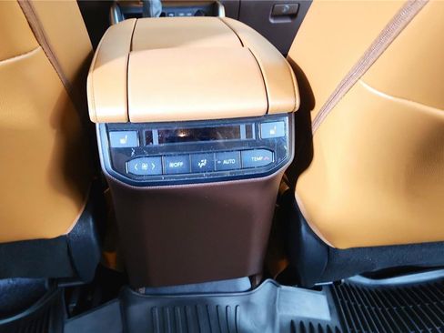 Used 2022 Toyota Highlander Platinum AWD/4WD image 16