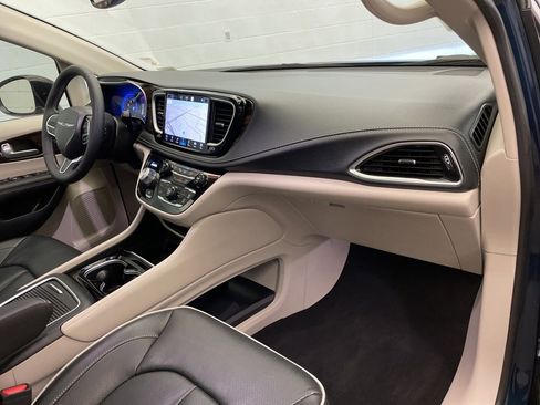 Certified 2024 Chrysler Pacifica Limited image 24