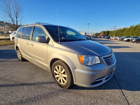 Used 2016 Chrysler Town & Country Touring image 3