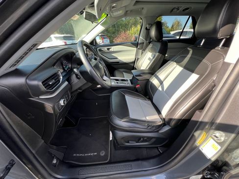 Used 2022 Ford Explorer XLT w/ Equipment Group 202A image 10