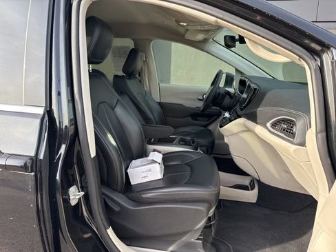 Used 2023 Chrysler Pacifica Touring-L AWD/4WD image 10