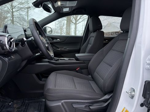 Used 2025 Chevrolet Equinox LT image 2