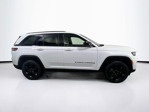 Used 2023 Jeep Grand Cherokee Altitude AWD/4WD image 4