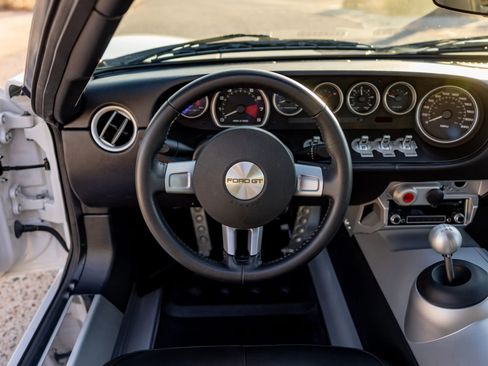 Used 2005 Ford GT RWD image 16