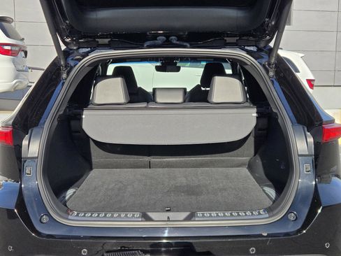 Used 2024 Toyota Venza XLE image 27