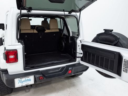 Used 2018 Jeep Wrangler Unlimited Sahara AWD/4WD image 30