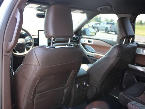 Used 2022 Ford Explorer King Ranch w/ Premium Technology Package RWD image 28