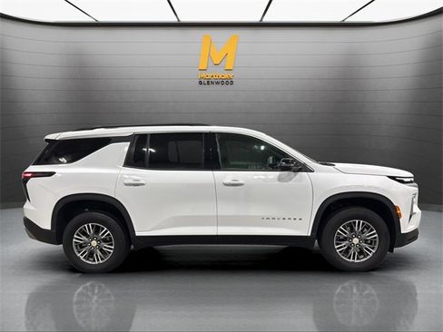 Used 2025 Chevrolet Traverse LT image 1
