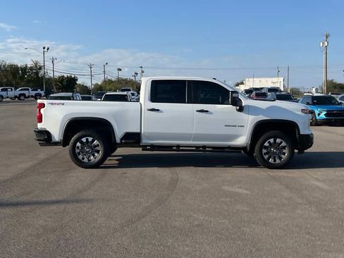 Used 2025 Chevrolet Silverado 2500 Custom w/ Custom Value Package image 3