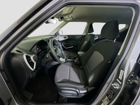 Used 2025 Kia Soul LX w/ LX Technology Package FWD image 13
