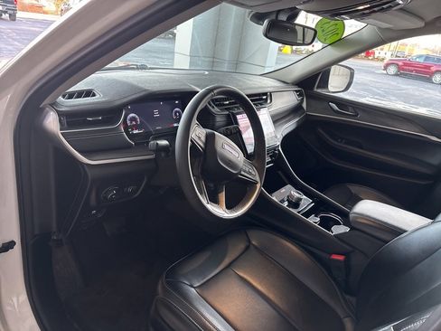 Used 2023 Jeep Grand Cherokee Limited image 9