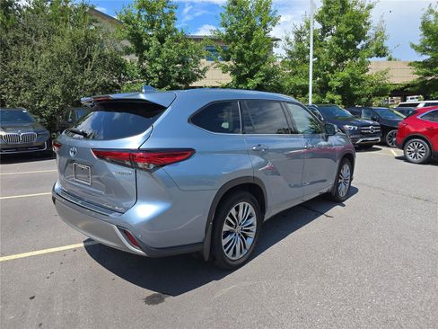 Used 2021 Toyota Highlander Platinum AWD/4WD image 3
