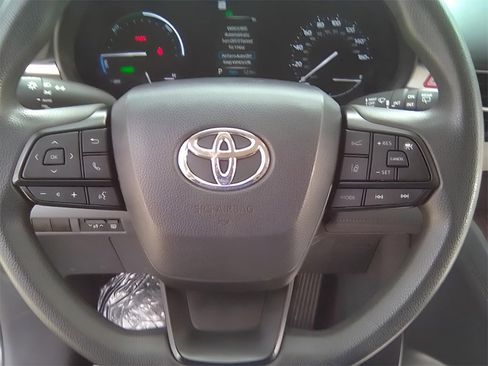 Used 2023 Toyota Sienna LE image 14