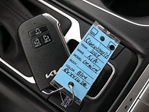 Used 2024 Kia Carnival LX FWD image 30