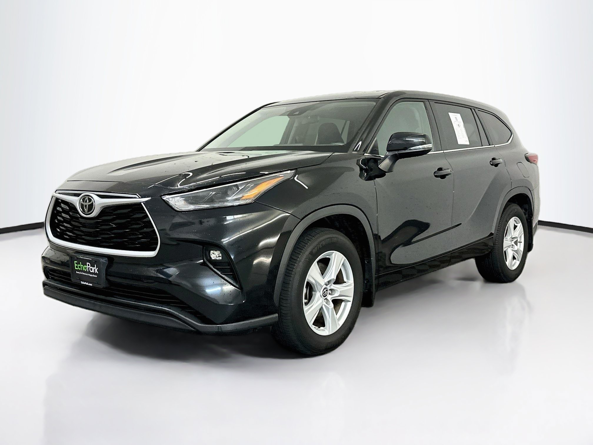 Used 2025 Toyota Highlander LE AWD/4WD image 3