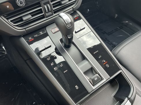 Used 2025 Porsche Macan AWD/4WD image 25