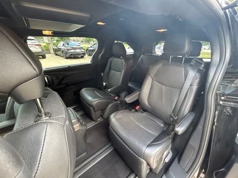 Used 2025 Toyota Sienna Platinum AWD/4WD image 30