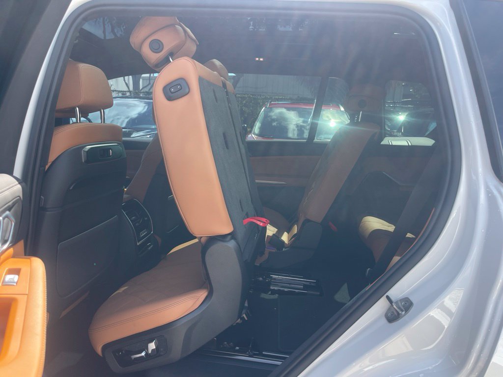 Used 2024 BMW X7 xDrive40i w/ M Sport Package AWD/4WD image 8