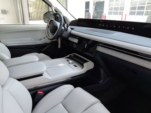 New 2026 Lincoln Navigator Premiere AWD/4WD image 32