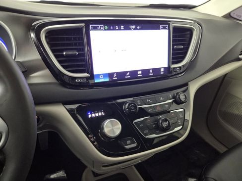 Certified 2024 Chrysler Pacifica Touring-L image 16