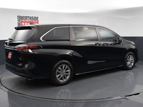 Used 2022 Toyota Sienna LE FWD image 4
