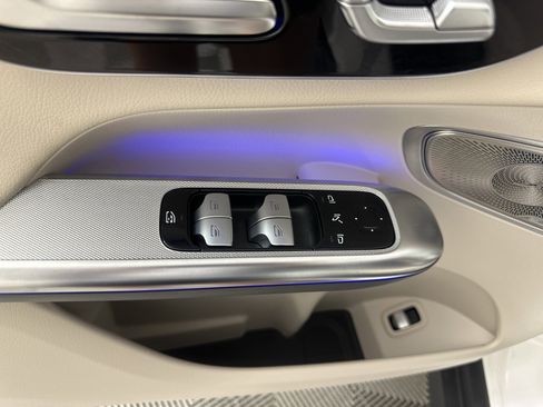 Used 2025 Mercedes-Benz GLC 300 4MATIC image 11