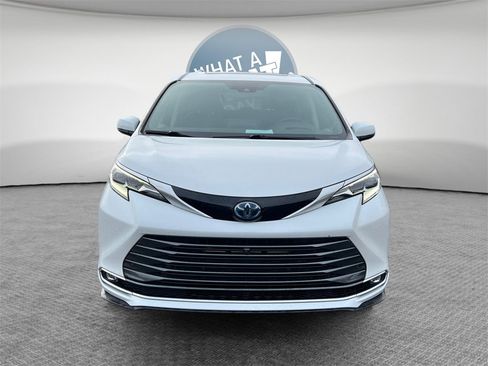 Used 2023 Toyota Sienna Platinum image 9