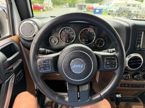 Used 2016 Jeep Wrangler Unlimited Sahara w/ Connectivity Group AWD/4WD image 14