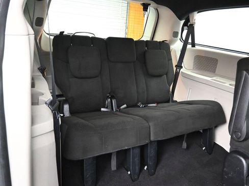 Used 2016 Dodge Grand Caravan SE image 40