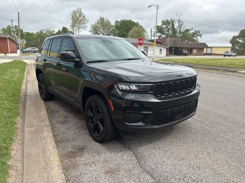 Used 2024 Jeep Grand Cherokee Altitude image 8