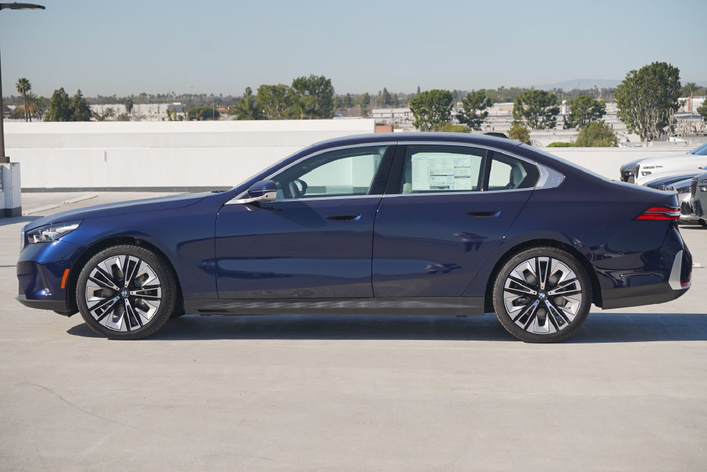 Used 2026 BMW 530i w/ Premium Package RWD image 4
