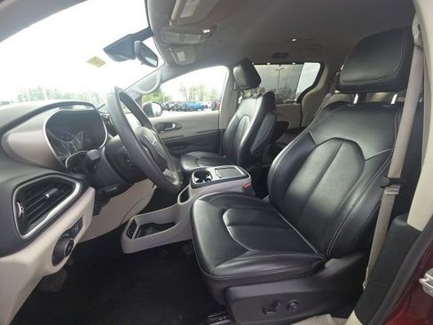 Used 2023 Chrysler Pacifica Touring-L FWD image 29